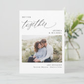 Moderne Elegante Romantische Foto Verlobung Announ Ankündigung (Stehend Vorderseite)