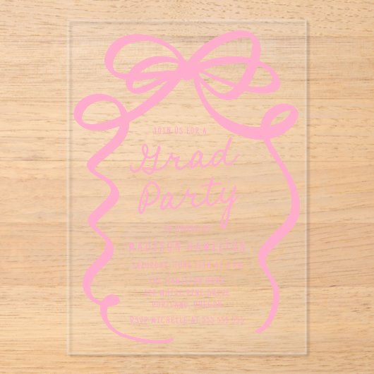 Moderne elegante rosa Bow Graduation Party Acryleinladungen (Vorderseite)
