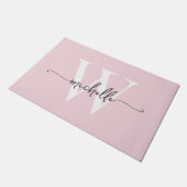 Moderne elegante rosafarbene Monogramm-Name-Schrif Fußmatte (Schrägansicht)