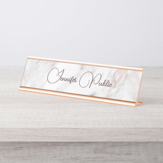 Moderne Elegante Rose Gold Marble Typografie Scrip Schreibtischnamensplakette (Vorderseite )
