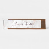 Moderne Elegante Rose Gold Marble Typografie Scrip Schreibtischnamensplakette (Vorderseite )