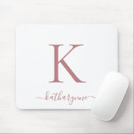 Moderne elegante Rose Gold Monogram Script weiß Mousepad<br><div class="desc">Modernes,  rosa Rose Gold Monogram Script auf einem eleganten Whitemouse Pad. Einfach mit Ihrem eigenen Namen und Ihren eigenen Details anpassen. Perfekt für Ihren modernen minimalistischen und luxuriösen Lebensstil! Bitte kontaktieren Sie uns unter cedarandstring@gmail.com ,  wenn Sie Hilfe beim Design oder den passenden Produkten benötigen.</div>