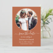 Moderne Elegante runde Foto-Rahmen Burnt Orange Save The Date (Stehend Vorderseite)