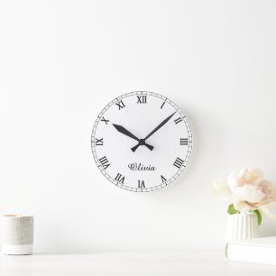 Moderne elegante runde Uhr mit Ihrem Namen