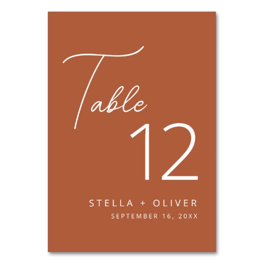 Moderne Elegante Rustikale Terracotta Script Weddi Tischnummer (Vorderseite)