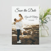 Moderne elegante Schriftzug-Foto-Hochzeit Save The Date (Stehend Vorderseite)