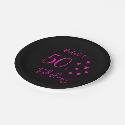 Moderne elegante schwarz-heiße rosa Herzen 50. Geb Pappteller (Schrägansicht)