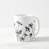 Moderne elegante Schwarz-weiße Wiesen-Blume Kaffeetasse (VorderseiteRechts)