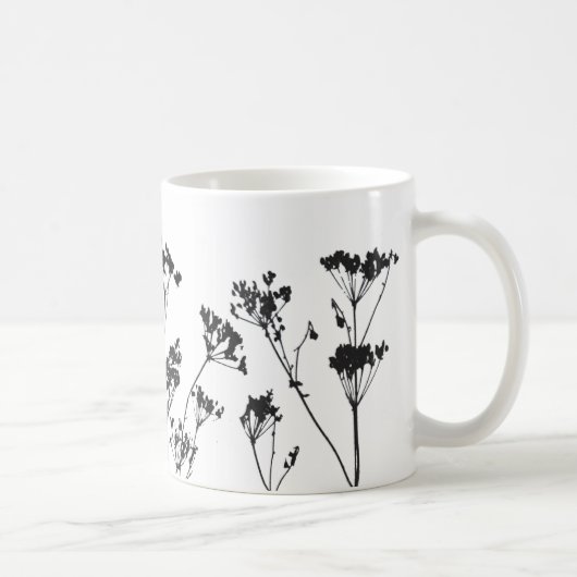 Moderne elegante Schwarz-weiße Wiesen-Blume Kaffeetasse (Rechts)