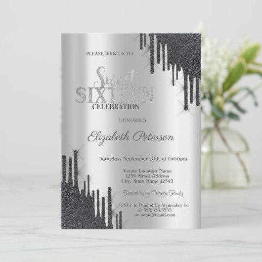 Moderne elegante Schwarze Glitzer Tropfen Sweet 16 Einladung (Stehend Vorderseite)