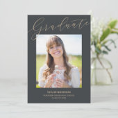 Moderne elegante Script 2025 Foto Graduation Party Einladung (Stehend Vorderseite)