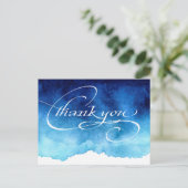 Moderne, elegante Script Blue Wedding Vielen Dank Postkarte (Stehend Vorderseite)