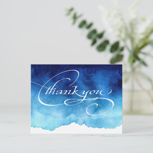 Moderne, elegante Script Blue Wedding Vielen Dank Postkarte (Stehend Vorderseite)