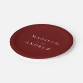 Moderne, elegante Script Burgundy Wedding Pappteller (Schrägansicht)