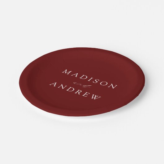 Moderne, elegante Script Burgundy Wedding Pappteller (Schrägansicht)