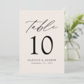 Moderne, elegante Script Cream Wedding Tischnummer (Stehend Vorderseite)