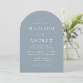 Moderne, elegante Script Dusty Blue Arch Wedding Einladung (Stehend Vorderseite)