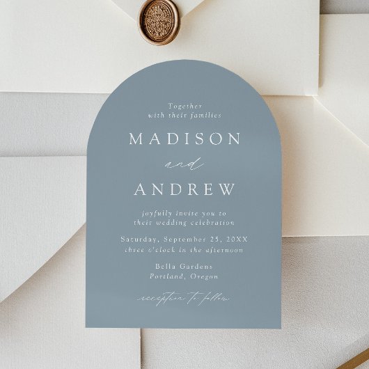 Moderne, elegante Script Dusty Blue Arch Wedding Einladung