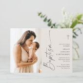 Moderne, elegante Script Elfenbeintaufe Foto Einladung (Stehend Vorderseite)