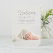 Moderne elegante Script-Foto-Geburtshinweise Einladung (Stehend Vorderseite)