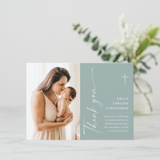Moderne elegante Script-Foto-Taufe Dankeskarte (Stehend Vorderseite)