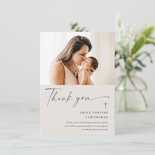Moderne elegante Script-Foto-Taufe Dankeskarte (Stehend Vorderseite)