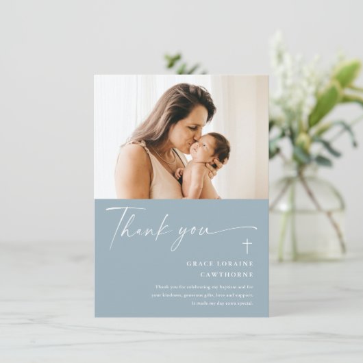 Moderne elegante Script-Foto-Taufe Dankeskarte (Stehend Vorderseite)