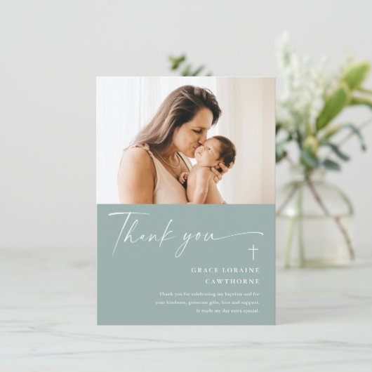 Moderne elegante Script-Foto-Taufe Dankeskarte (Stehend Vorderseite)
