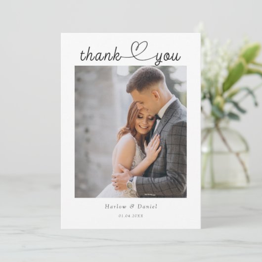 Moderne elegante Script-Liebe Herz-Hochzeit-Fotos Dankeskarte (Stehend Vorderseite)