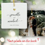 Moderne elegante Script Minimal Gold Heart Wedding Keramikornament<br><div class="desc">Modernes Hochzeitsschmuck mit Ihren individuellen Namen in Wirbler Schriftzeichen neben einem gedruckten Goldherz und dem Datum Ihrer Feier. Auf der Rückseite ist Platz für Ihr Lieblings-Foto der Nultials. Dies ist die minimalistische schwarz-weiße Version. Tolle Sake-Geschenke für Neuvermählte!</div>