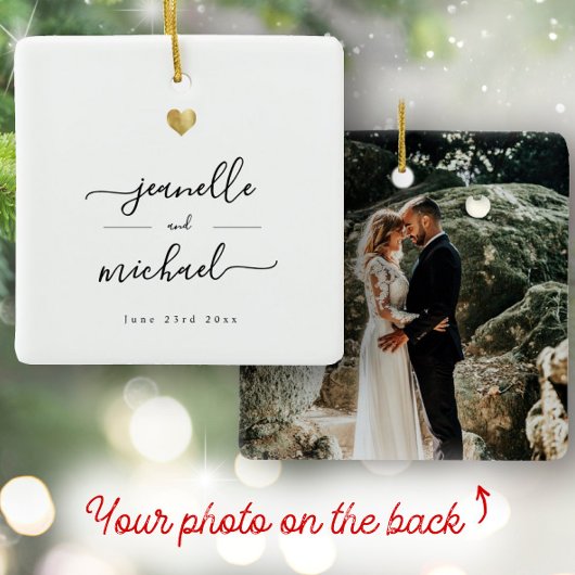 Moderne elegante Script Minimal Gold Heart Wedding Keramikornament