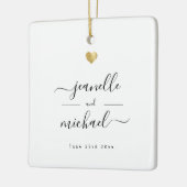 Moderne elegante Script Minimal Gold Heart Wedding Keramikornament (Links)