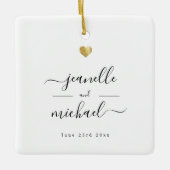 Moderne elegante Script Minimal Gold Heart Wedding Keramikornament (Vorderseite)