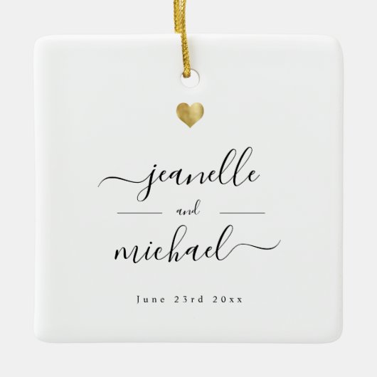Moderne elegante Script Minimal Gold Heart Wedding Keramikornament (Vorderseite)