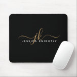 Moderne elegante Script Monogram Initials Black Go Mousepad<br><div class="desc">Personalisiertes Mauspad mit einfachen, handgeschriebenen Kalligraphieskriptinitialen oder Monogramm und Name in Gold und Weiß vor einem bearbeitbaren schwarzen Hintergrund für ein stilvolles oder berufliches Aussehen. ÄNDERUNGEN: Ändern Sie die Hintergrundfarbe, wählen Sie einen stylierten Grafikhintergrund aus oder ändern Sie den Stil, die Farbe, die Größe und die Platzierung des Schriftartes, indem...</div>