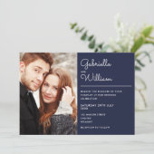Moderne, elegante Script Navy Blue Foto Hochzeit Einladung (Stehend Vorderseite)