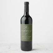 Moderne, elegante Script Olive Green Wedding Weinetikett (Vorderseite)