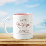 Moderne elegante Script-Rose Gold Happy Rentiremen Zweifarbige Tasse<br><div class="desc">Moderne glückliche Tasse für das Ruhestand. Personalisieren Sie Ihre individuelle Namen und weitere 1 oder 2 Zeilen benutzerdefinierten Textes sowie die Möglichkeit,  die Farbe des Innenraums der Tasse zu ändern. Das ist die Rose-Gold-Version.</div>