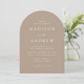 Moderne, elegante Script Taupe Arch Wedding Einladung (Stehend Vorderseite)
