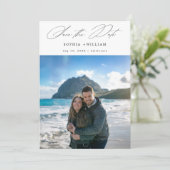 Moderne, elegante Script Tropical Beach Foto Hochz Save The Date (Stehend Vorderseite)