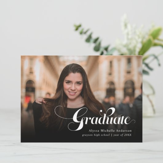 Moderne elegante Script Typografy Abschluss Card Einladung (Stehend Vorderseite)