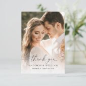 Moderne, elegante Script Typografy Foto Wedding Dankeskarte (Stehend Vorderseite)