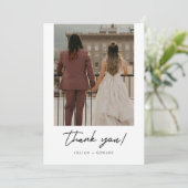 Moderne elegante Skript 2-Foto-Hochzeit Dankeskarte (Stehend Vorderseite)