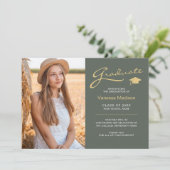 Moderne, elegante Skriptsprache Grün | 2 Foto Grad Ankündigung (Stehend Vorderseite)