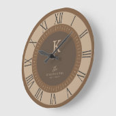 Moderne Elegante Tan-Mousse Braune Monogramm-Famil Große Wanduhr (Winkel)