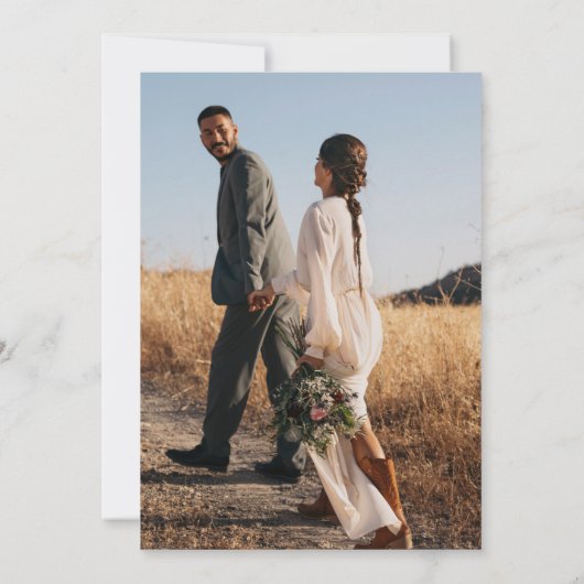 Moderne Elegante Terracotta Monogram, Erste Hochze Einladung (Rückseite)