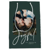 Moderne elegante Typografie grün fröhlich Weihnach Mittlere Geschenktüte (Vorderseite)