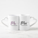 Moderne elegante Typografie Mr. und Mrs. Newlywed Liebestassen<br><div class="desc">Moderne Elegante Typografie Mr. und Mrs. Newlywed Nesting Tasse - ein perfektes Geschenk für das glückliche Paar! Chic Schriftart - auf Ihre Namen zugeschnitten!</div>
