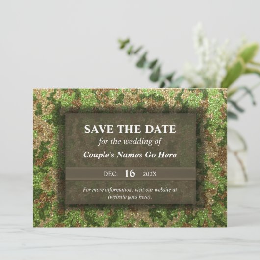 Moderne Elegante Verlobung der Camouflage Glitzer Save The Date (Stehend Vorderseite)