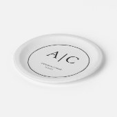 Moderne, elegante White Monogram Wedding Round Pappteller (Schrägansicht)